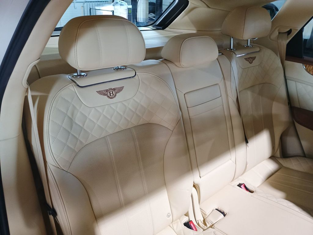 2019 Bentley Bentayga V8 AWD 1 Owner Clean Carfax - 23028482 - 33