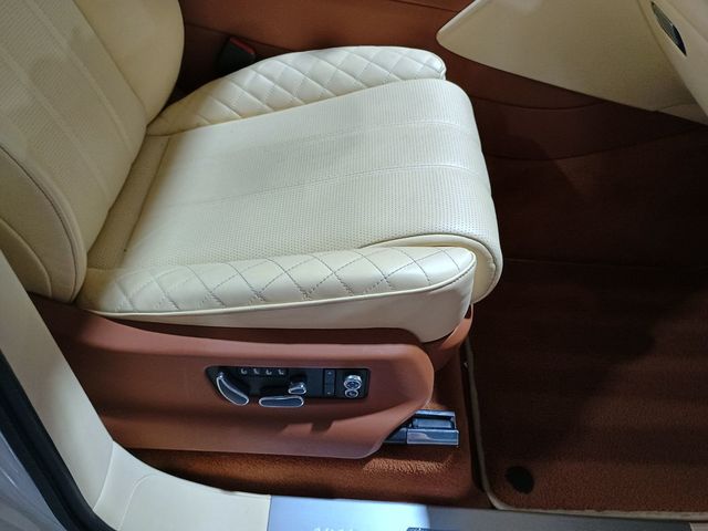 2019 Bentley Bentayga V8 AWD 1 Owner Clean Carfax - 23028482 - 36