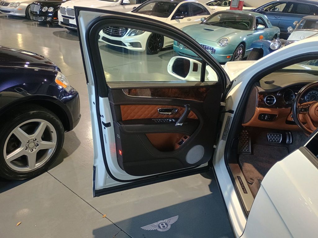 2019 Bentley Bentayga V8 AWD 1 Owner Clean Carfax Mulliner - 22950805 - 12