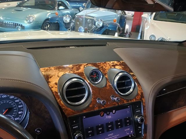 2019 Bentley Bentayga V8 AWD 1 Owner Clean Carfax Mulliner - 22950805 - 19
