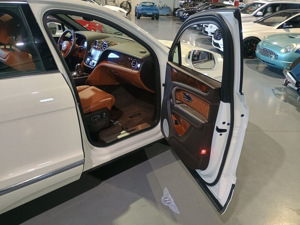 2019 Bentley Bentayga V8 AWD 1 Owner Clean Carfax Mulliner - 22950805 - 36