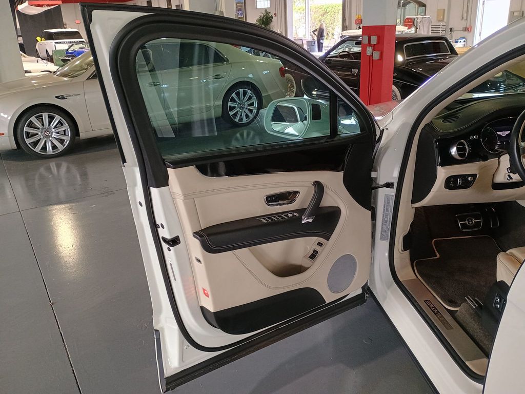 2019 Bentley Bentayga V8 AWD Clean AutoCheck Florida SUV - 23018228 - 12