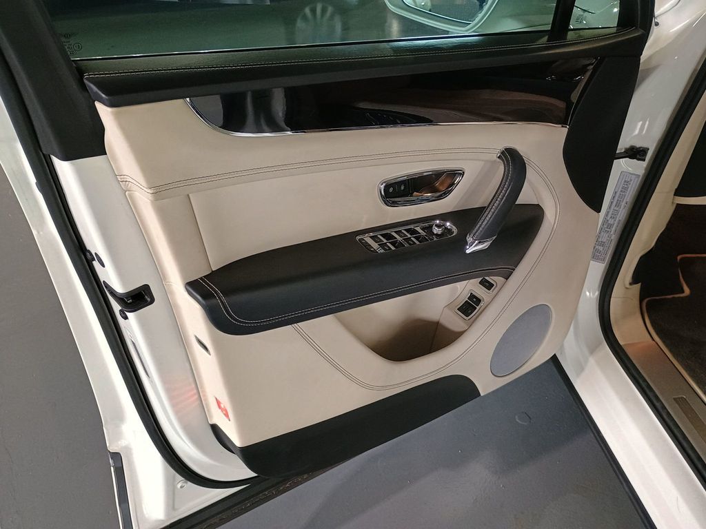 2019 Bentley Bentayga V8 AWD Clean AutoCheck Florida SUV - 23018228 - 13