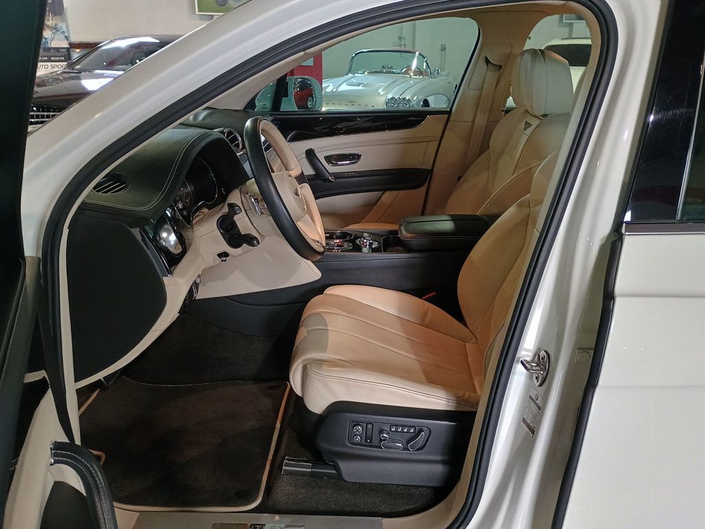 2019 Bentley Bentayga V8 AWD Clean AutoCheck Florida SUV - 23018228 - 14