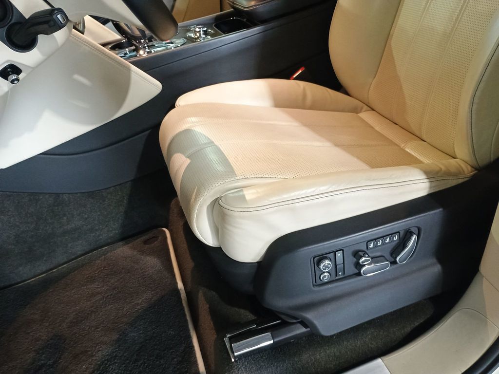 2019 Bentley Bentayga V8 AWD Clean AutoCheck Florida SUV - 23018228 - 16