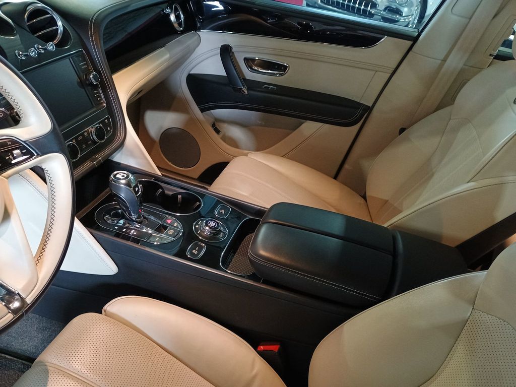 2019 Bentley Bentayga V8 AWD Clean AutoCheck Florida SUV - 23018228 - 19