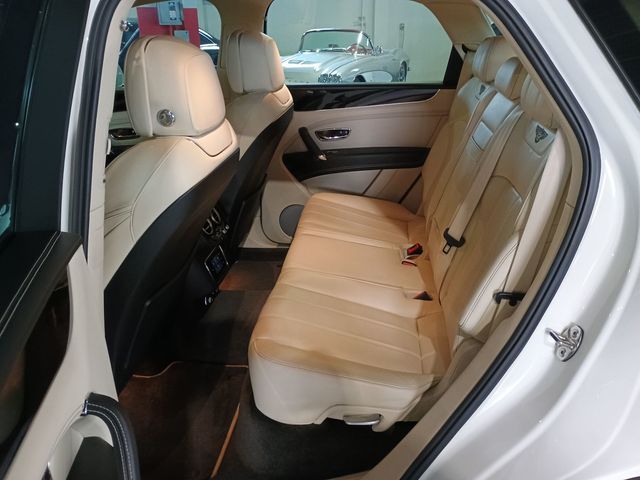 2019 Bentley Bentayga V8 AWD Clean AutoCheck Florida SUV - 23018228 - 29