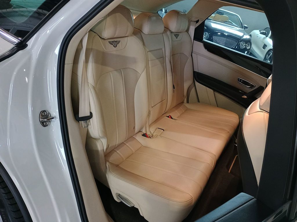 2019 Bentley Bentayga V8 AWD Clean AutoCheck Florida SUV - 23018228 - 33