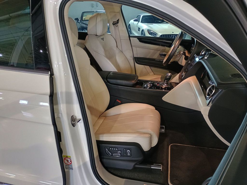 2019 Bentley Bentayga V8 AWD Clean AutoCheck Florida SUV - 23018228 - 36