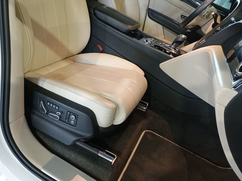 2019 Bentley Bentayga V8 AWD Clean AutoCheck Florida SUV - 23018228 - 37