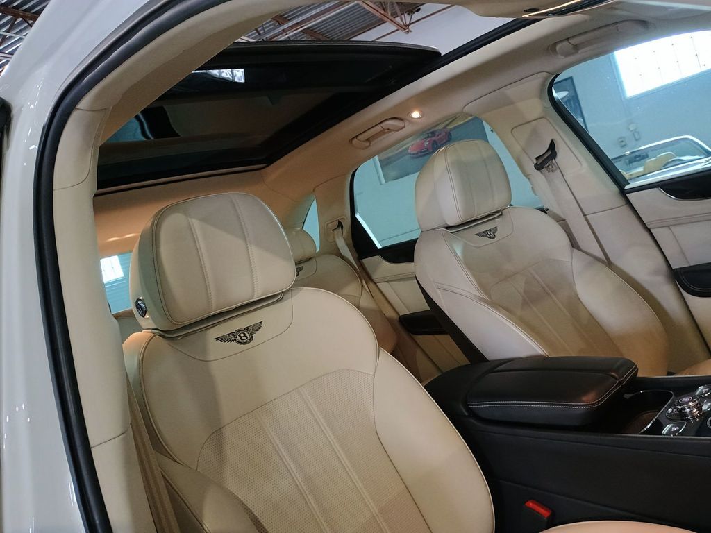2019 Bentley Bentayga V8 AWD Clean AutoCheck Florida SUV - 23018228 - 39