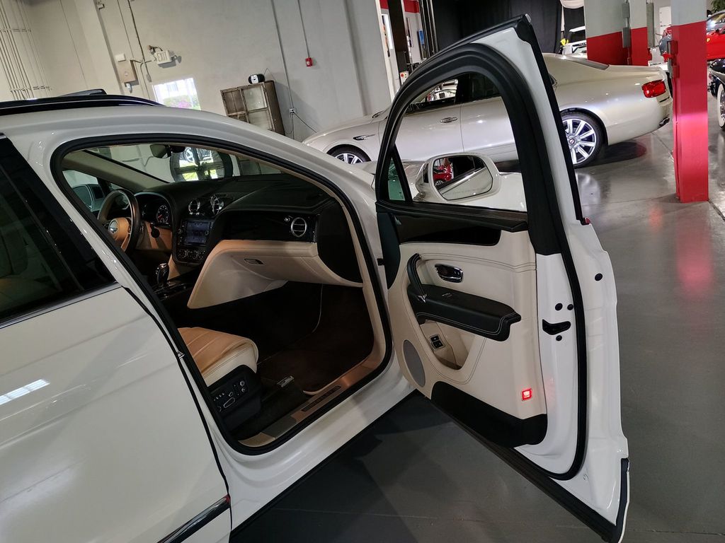 2019 Bentley Bentayga V8 AWD Clean AutoCheck Florida SUV - 23018228 - 40