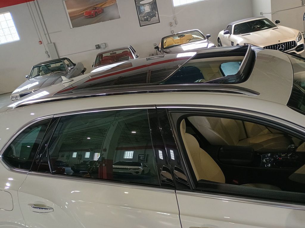 2019 Bentley Bentayga V8 AWD Clean AutoCheck Florida SUV - 23018228 - 41