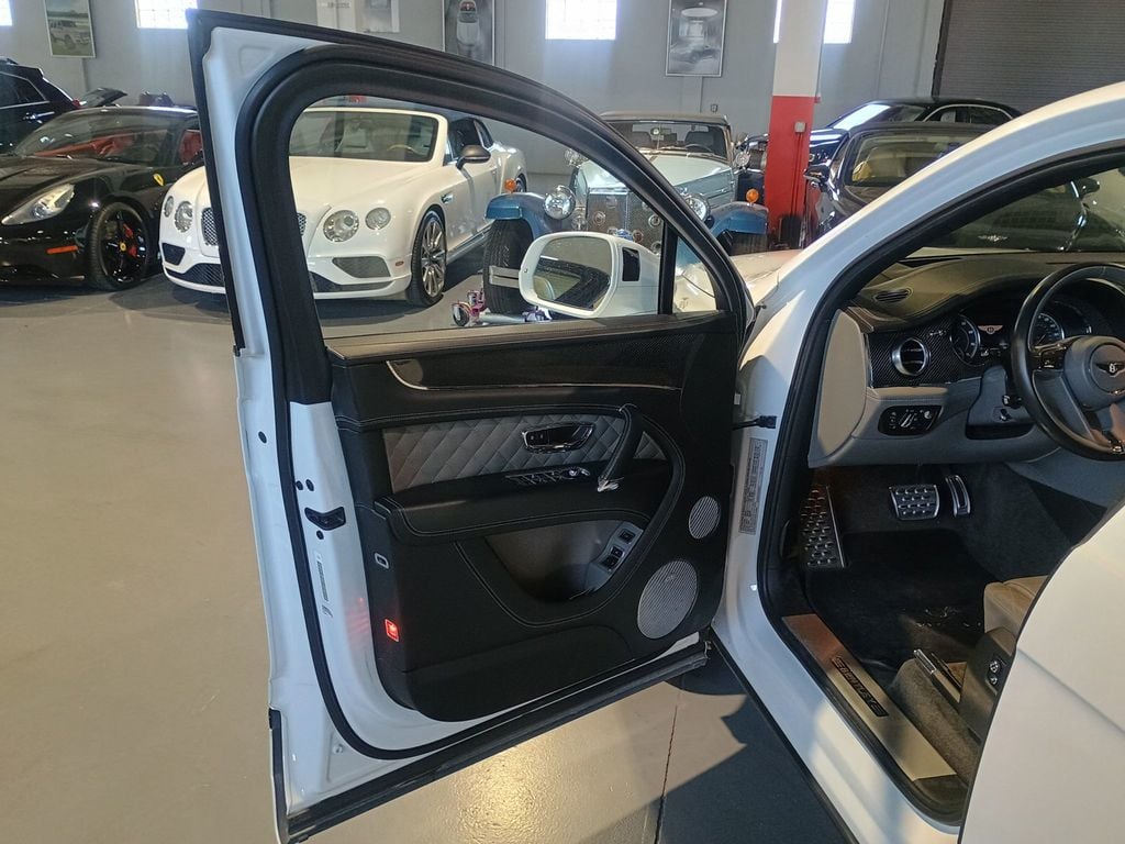 2019 Bentley Bentayga V8 AWD Clean Carfax Florida SUV - 22966127 - 12