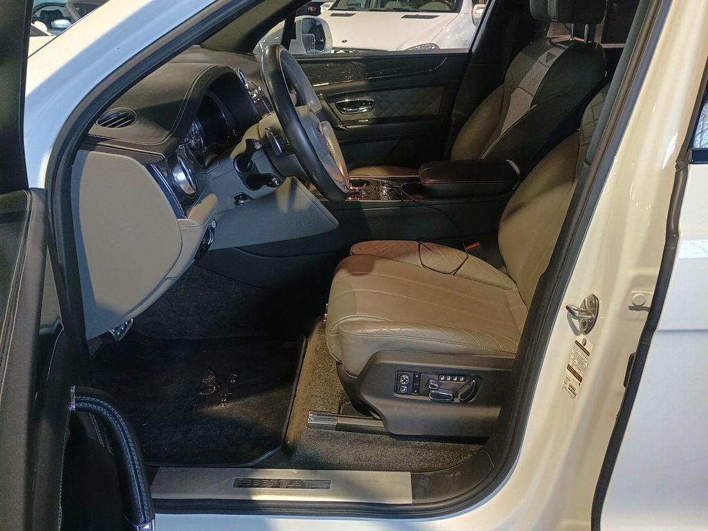 2019 Bentley Bentayga V8 AWD Clean Carfax Florida SUV - 22966127 - 14
