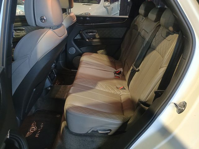 2019 Bentley Bentayga V8 AWD Clean Carfax Florida SUV - 22966127 - 29