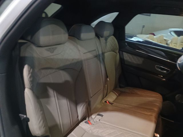 2019 Bentley Bentayga V8 AWD Clean Carfax Florida SUV - 22966127 - 32