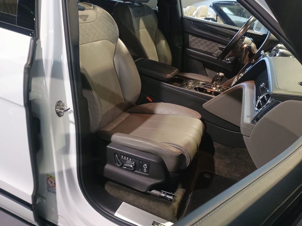 2019 Bentley Bentayga V8 AWD Clean Carfax Florida SUV - 22966127 - 35