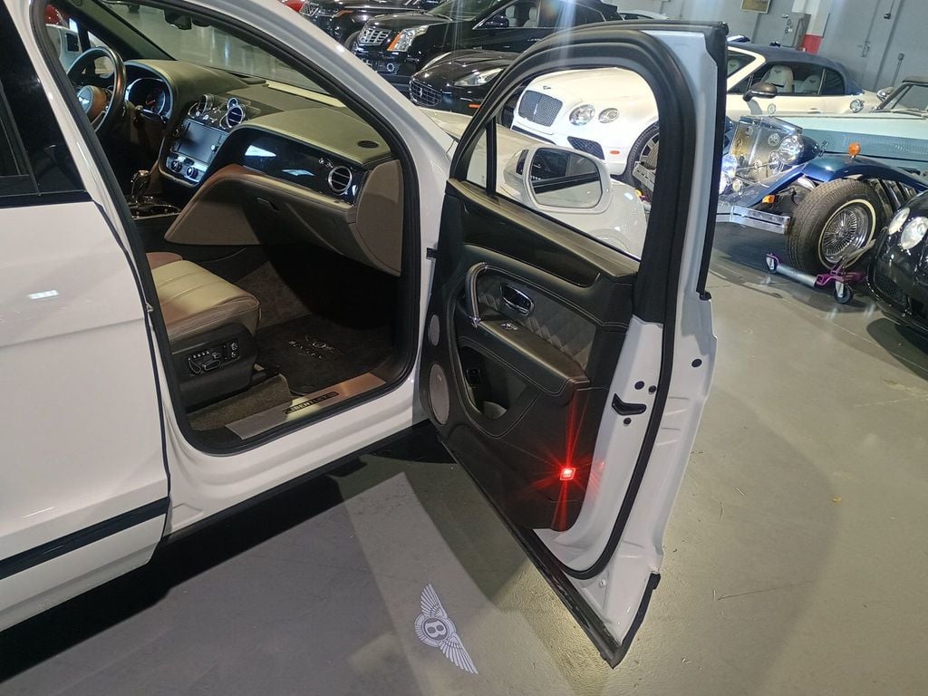 2019 Bentley Bentayga V8 AWD Clean Carfax Florida SUV - 22966127 - 38