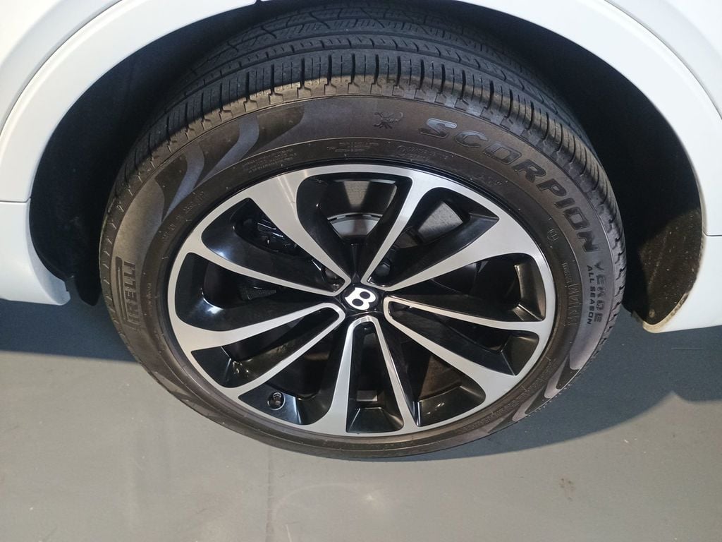 2019 Bentley Bentayga V8 AWD Clean Carfax Florida SUV - 22966127 - 46