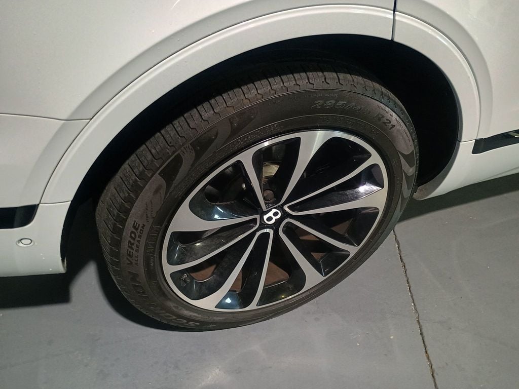 2019 Bentley Bentayga V8 AWD Clean Carfax Florida SUV - 22966127 - 47