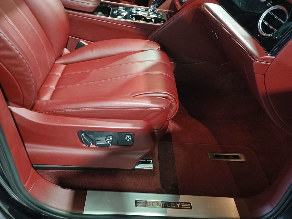 2019 Bentley Bentayga V8 AWD Florida Car - 23039106 - 33