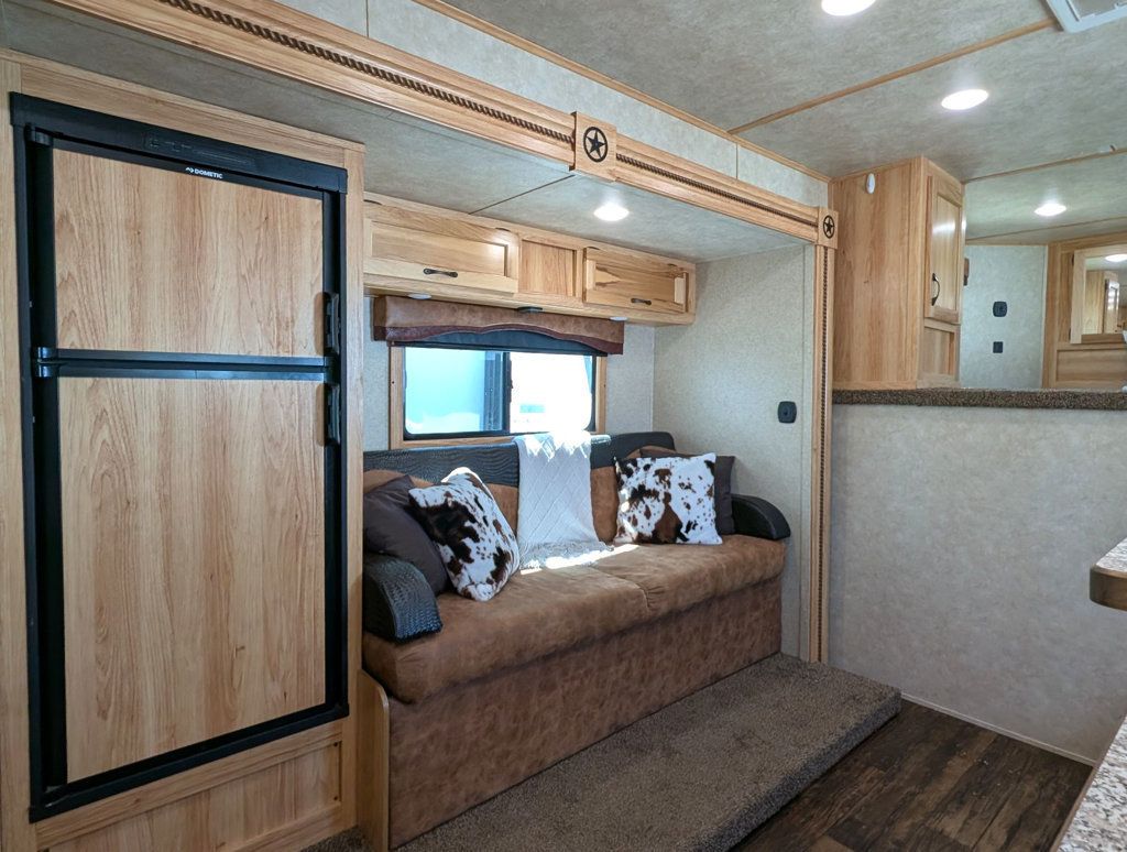 2019 Bison 3 Horse 14 foot Living Quarters  - 23050949 - 10