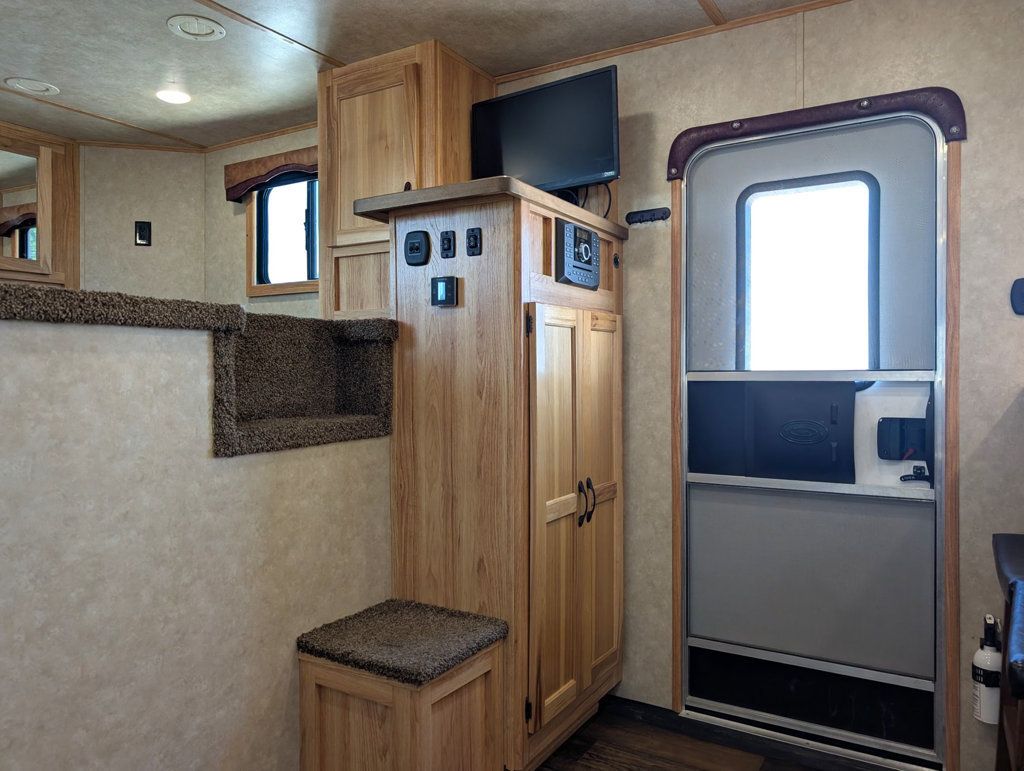 2019 Bison 3 Horse 14 foot Living Quarters  - 23050949 - 11