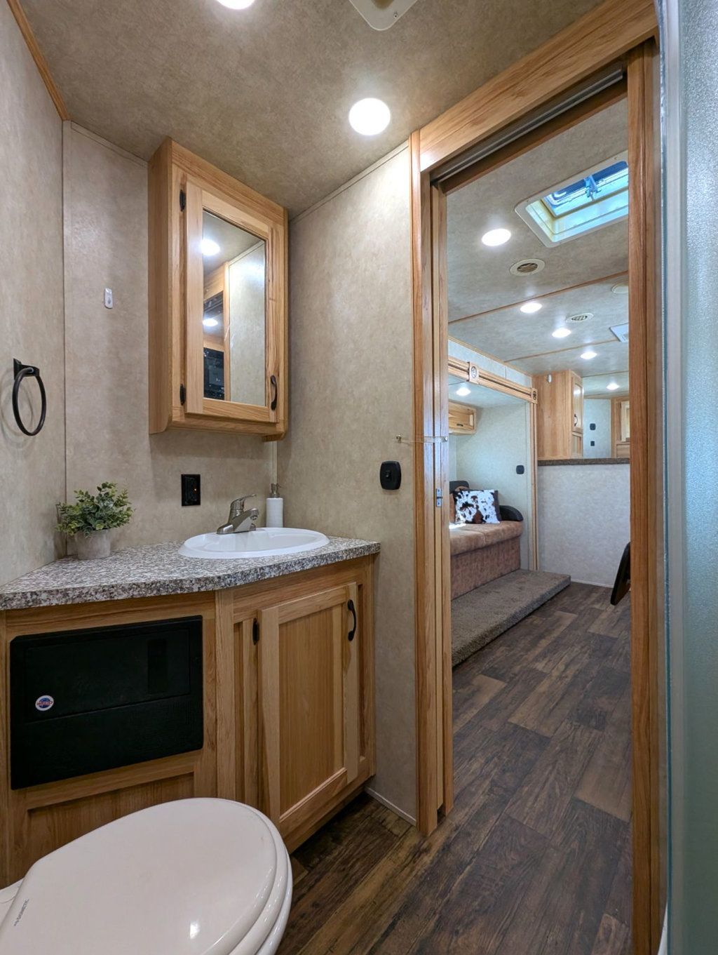 2019 Bison 3 Horse 14 foot Living Quarters  - 23050949 - 17
