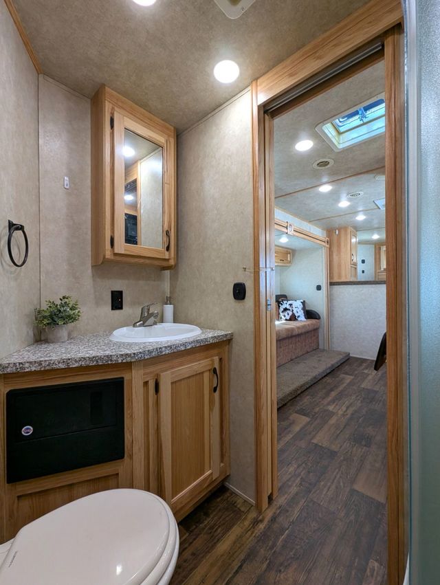 2019 Bison 3 Horse 14 foot Living Quarters  - 23050949 - 17