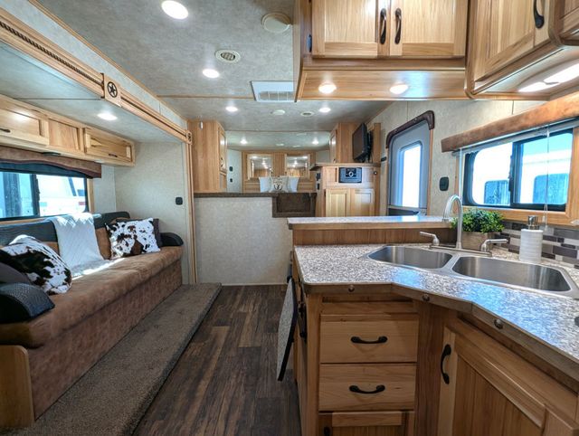 2019 Bison 3 Horse 14 foot Living Quarters  - 23050949 - 1