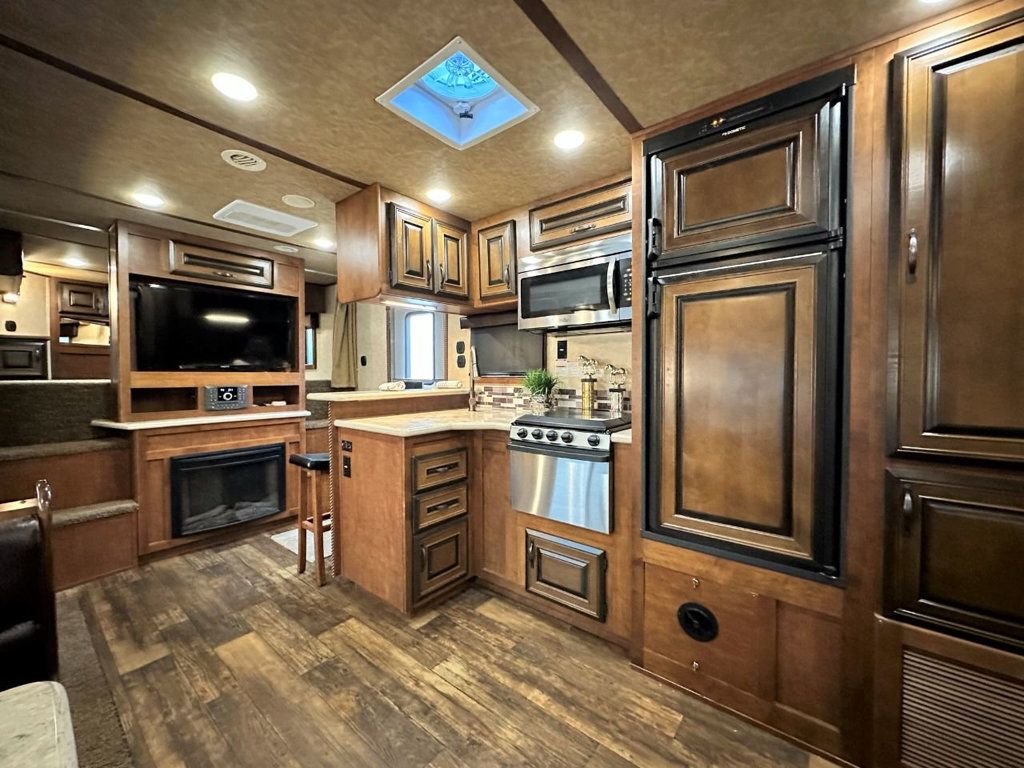 2019 Bison 3H 18 Foot Super Slide Living Quarters  - 21863716 - 9