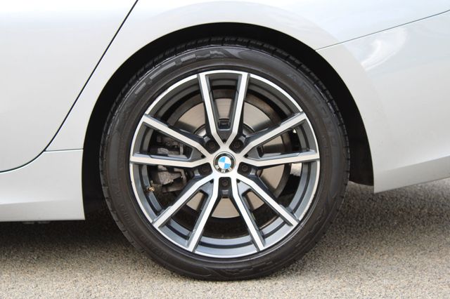 2019 BMW 3 Series 330i - 22928943 - 37