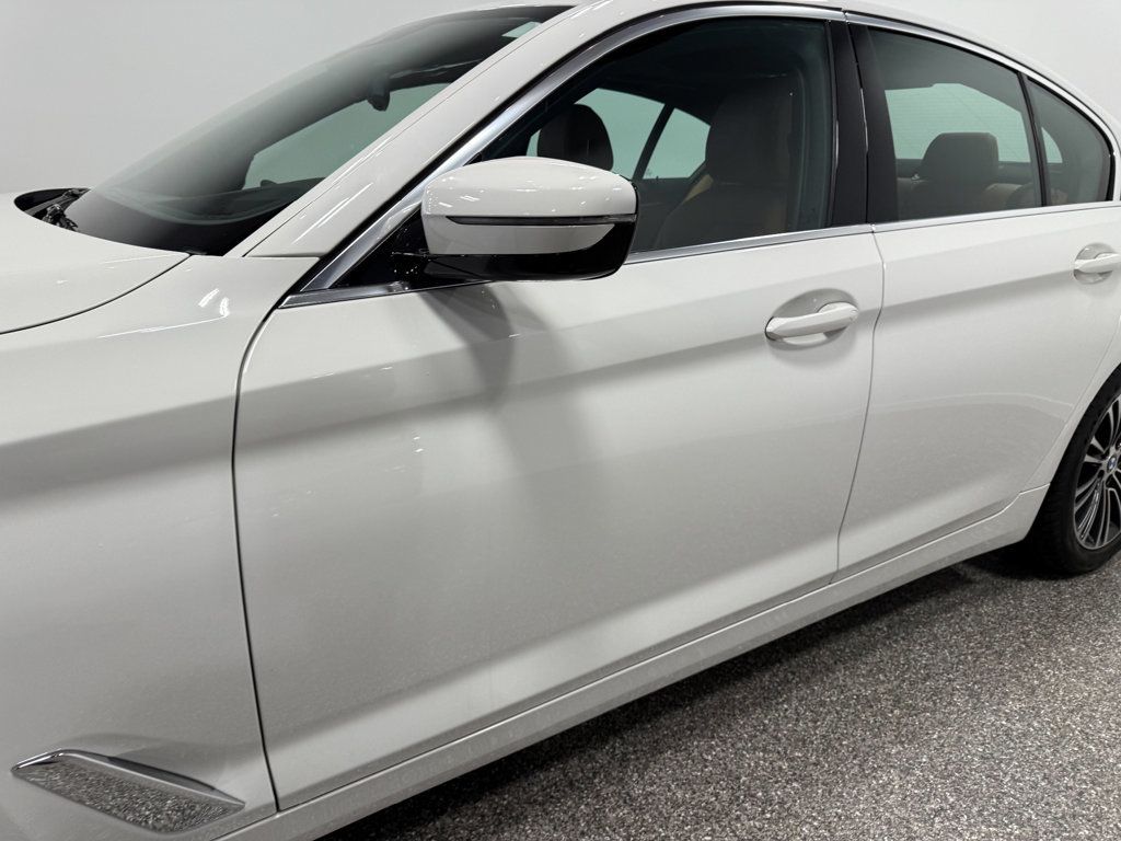 2019 BMW 5 Series 530i xDrive - 23053045 - 9