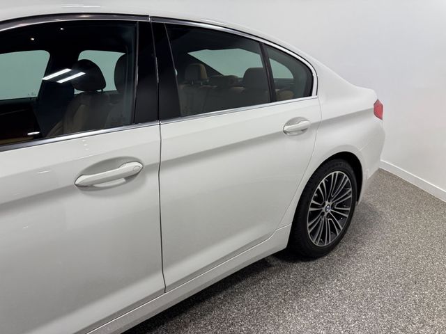 2019 BMW 5 Series 530i xDrive - 23053045 - 10