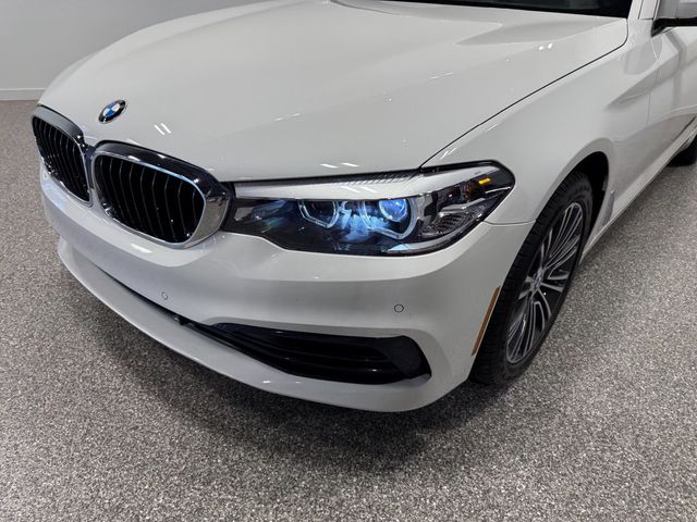 2019 BMW 5 Series 530i xDrive - 23053045 - 4