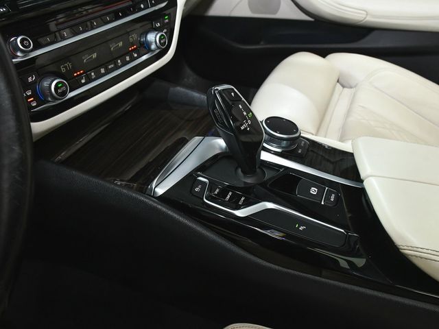 2019 BMW 5 Series 530i xDrive - 22936638 - 38