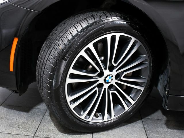 2019 BMW 5 Series 530i xDrive - 22936638 - 6