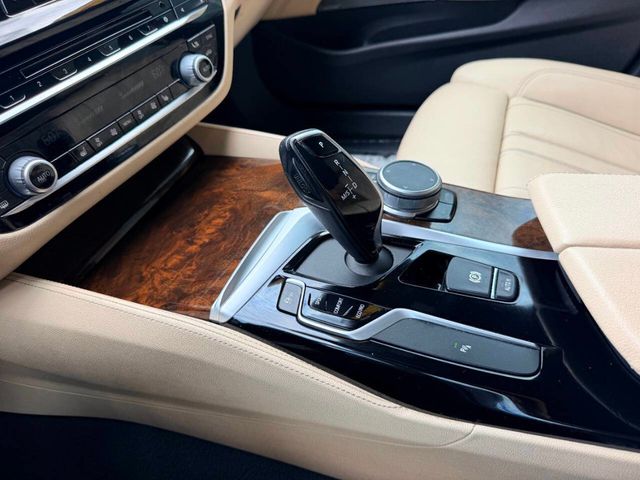 2019 BMW 5 Series 530i xDrive - 23043867 - 40
