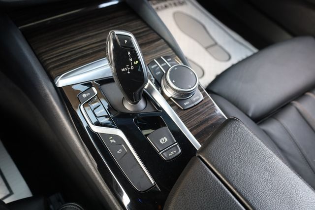 2019 BMW 5 Series 530i xDrive - 22970743 - 36