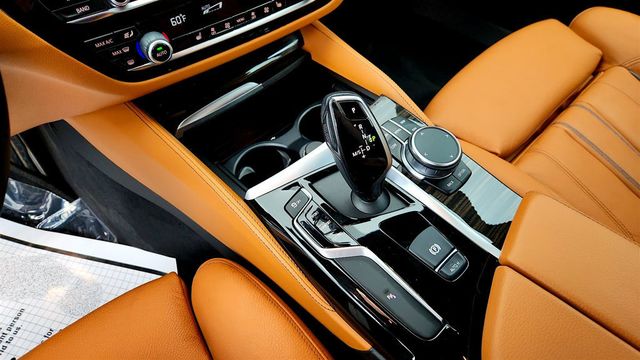 2019 BMW 5 Series 530i xDrive Sedan w/ M Sport Pkg & Cognac Leather - 23080915 - 17