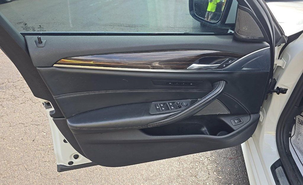2019 BMW 5 Series 540i xDrive - 23033007 - 9