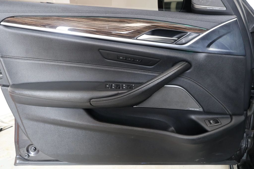 2019 BMW 5 Series M550i xDrive - 23042175 - 12