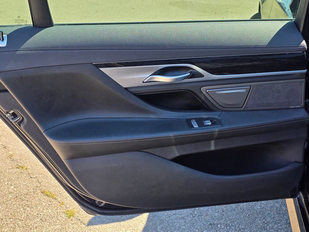 2019 BMW 7 Series 740i - 23005128 - 21