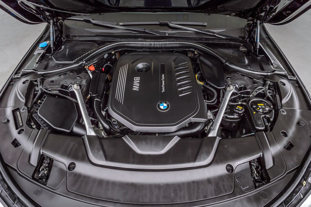 2019 BMW 7 Series 740i M SPORT - NAV - PANO ROOF - CARBON CORE - GORGEOUS - 22977039 - 16