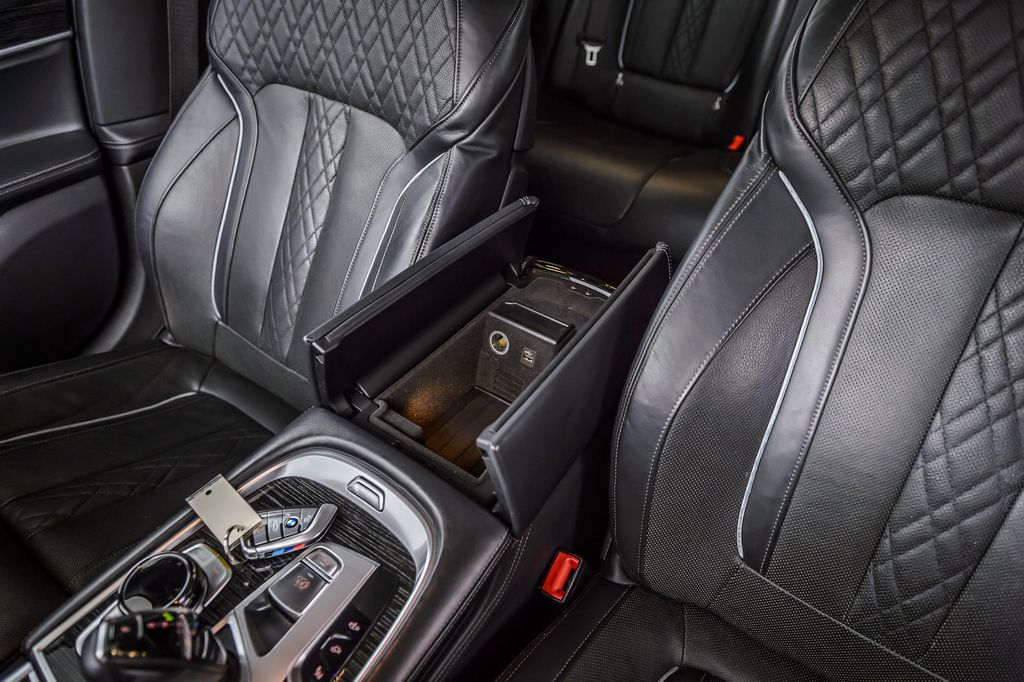 2019 BMW 7 Series 740i M SPORT - NAV - PANO ROOF - CARBON CORE - GORGEOUS - 22977039 - 34