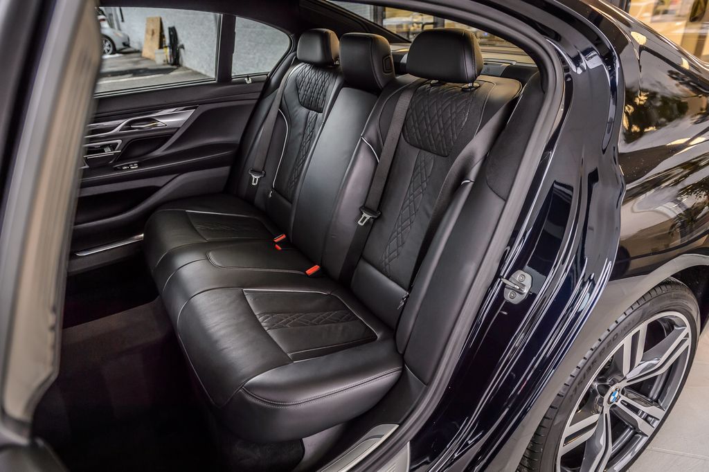 2019 BMW 7 Series 740i M SPORT - NAV - PANO ROOF - CARBON CORE - GORGEOUS - 22977039 - 42