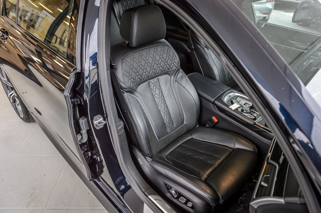 2019 BMW 7 Series 740i M SPORT - NAV - PANO ROOF - CARBON CORE - GORGEOUS - 22977039 - 45