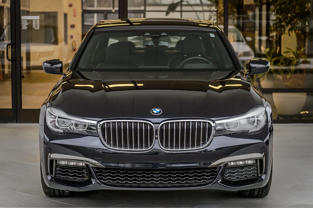 2019 BMW 7 Series 740i M SPORT - NAV - PANO ROOF - CARBON CORE - GORGEOUS - 22977039 - 4