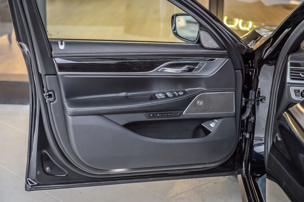 2019 BMW 7 Series 740i M SPORT - NAV - PANO ROOF - CARBON CORE - GORGEOUS - 22977039 - 49